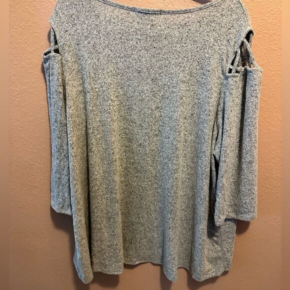 Green Envelope Grey sweater with open cage shoulder - Picture 2 of 8